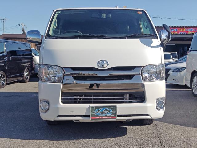 ハイエースバン スーパーＧＬ　ダークプライム　１オーナー　禁煙車　両側電動ドア　ルームミラー内蔵バックカメラ　純正ナビ　フルセグ　ブルートゥースオーディオ　社外アルミホイール　ＥＴＣ　助手席エアバッグ　１００Ｖコンセント　ローダウン（6枚目）