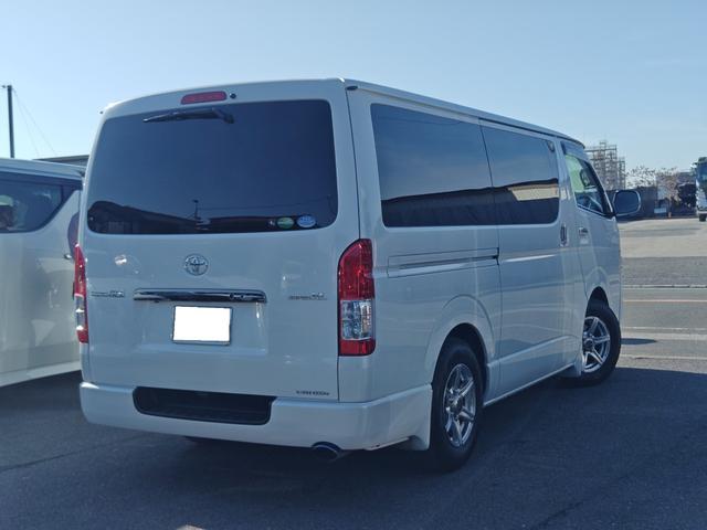 ハイエースバン スーパーＧＬ　ダークプライム　１オーナー　禁煙車　両側電動ドア　ルームミラー内蔵バックカメラ　純正ナビ　フルセグ　ブルートゥースオーディオ　社外アルミホイール　ＥＴＣ　助手席エアバッグ　１００Ｖコンセント　ローダウン（7枚目）