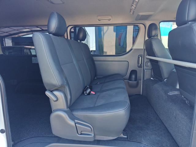 ハイエースバン スーパーＧＬ　ダークプライム　１オーナー　禁煙車　両側電動ドア　ルームミラー内蔵バックカメラ　純正ナビ　フルセグ　ブルートゥースオーディオ　社外アルミホイール　ＥＴＣ　助手席エアバッグ　１００Ｖコンセント　ローダウン（12枚目）