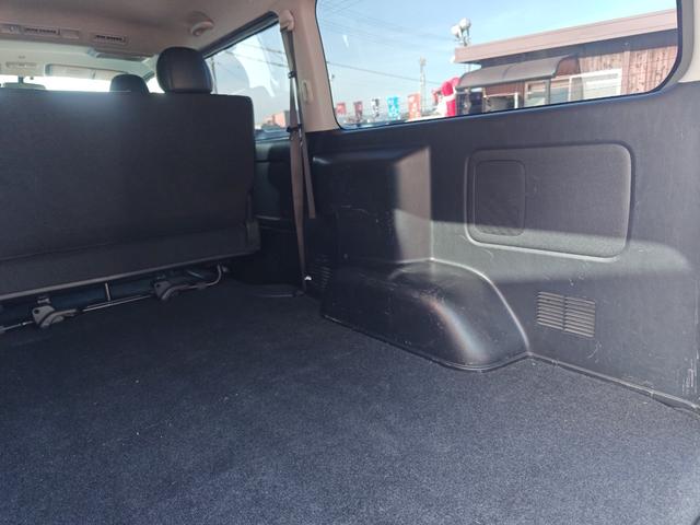 ハイエースバン スーパーＧＬ　ダークプライム　１オーナー　禁煙車　両側電動ドア　ルームミラー内蔵バックカメラ　純正ナビ　フルセグ　ブルートゥースオーディオ　社外アルミホイール　ＥＴＣ　助手席エアバッグ　１００Ｖコンセント　ローダウン（15枚目）
