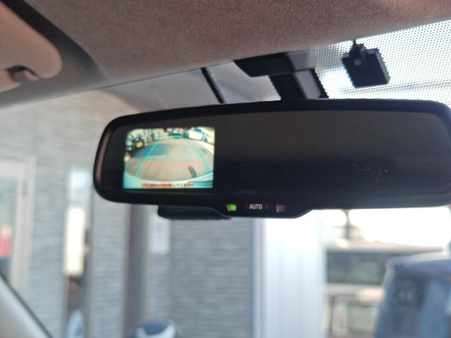 ハイエースバン スーパーＧＬ　ダークプライム　１オーナー　禁煙車　両側電動ドア　ルームミラー内蔵バックカメラ　純正ナビ　フルセグ　ブルートゥースオーディオ　社外アルミホイール　ＥＴＣ　助手席エアバッグ　１００Ｖコンセント　ローダウン（18枚目）
