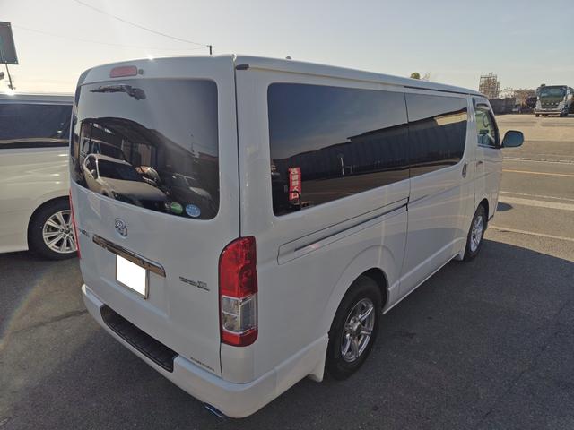 ハイエースバン スーパーＧＬ　ダークプライム　１オーナー　禁煙車　両側電動ドア　ルームミラー内蔵バックカメラ　純正ナビ　フルセグ　ブルートゥースオーディオ　社外アルミホイール　ＥＴＣ　助手席エアバッグ　１００Ｖコンセント　ローダウン（23枚目）