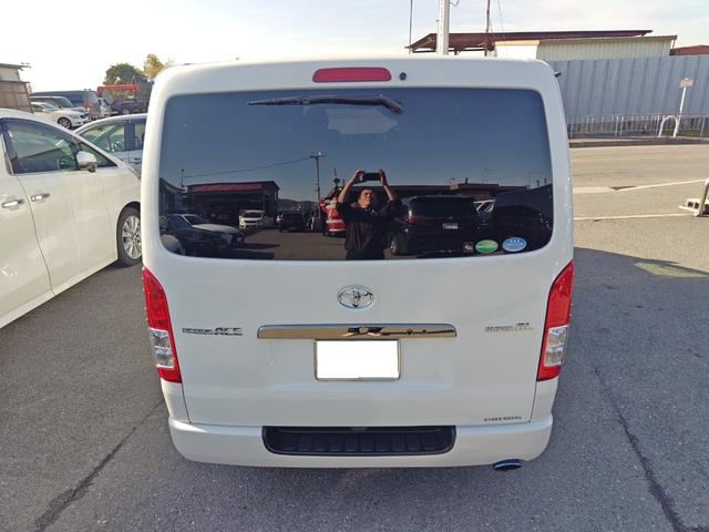 ハイエースバン スーパーＧＬ　ダークプライム　１オーナー　禁煙車　両側電動ドア　ルームミラー内蔵バックカメラ　純正ナビ　フルセグ　ブルートゥースオーディオ　社外アルミホイール　ＥＴＣ　助手席エアバッグ　１００Ｖコンセント　ローダウン（24枚目）