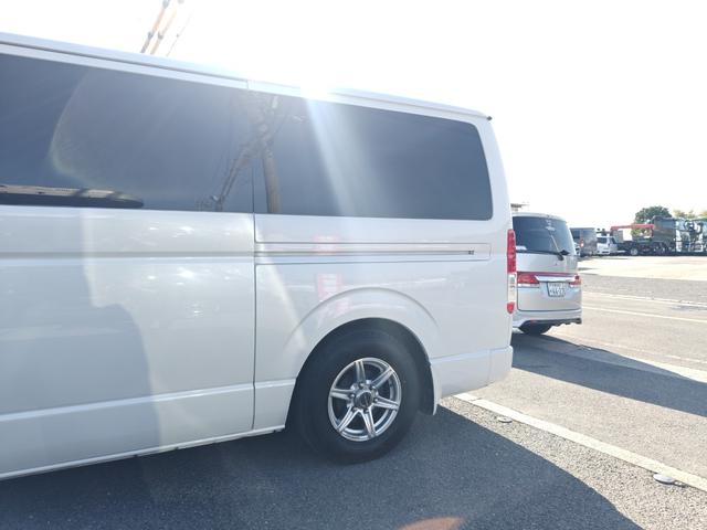 ハイエースバン スーパーＧＬ　ダークプライム　１オーナー　禁煙車　両側電動ドア　ルームミラー内蔵バックカメラ　純正ナビ　フルセグ　ブルートゥースオーディオ　社外アルミホイール　ＥＴＣ　助手席エアバッグ　１００Ｖコンセント　ローダウン（27枚目）