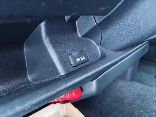 ハイエースバン スーパーＧＬ　ダークプライム　１オーナー　禁煙車　両側電動ドア　ルームミラー内蔵バックカメラ　純正ナビ　フルセグ　ブルートゥースオーディオ　社外アルミホイール　ＥＴＣ　助手席エアバッグ　１００Ｖコンセント　ローダウン（43枚目）