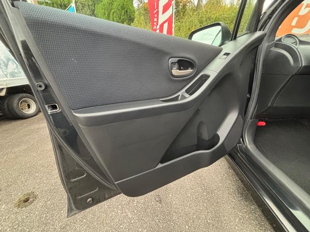 ヴィッツ ＲＳ　社外ナビ　フルセグＴＶ　バックカメラ　Ｂｌｕｅｔｏｏｔｈ　ＥＴＣ　ＨＩＤ（35枚目）