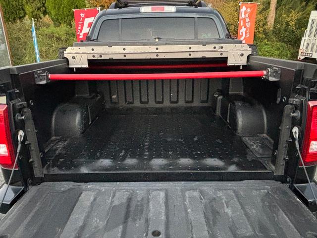 エクスプローラースポーツトラック ＸＬＴ　リフトアップ　社外２０インチアルミ　社外ナビ　フルセグＴＶ　バックカメラ（35枚目）