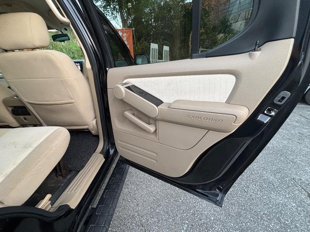 エクスプローラースポーツトラック ＸＬＴ　リフトアップ　社外２０インチアルミ　社外ナビ　フルセグＴＶ　バックカメラ（38枚目）