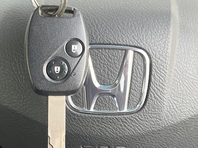 フィット RS 純正ナビ バックカメラ ETC HIDヘッドライト 純正16インチアルミホイール パドルシフト リモコンキー 革巻きステアリング バニティミラー セキュリティアラーム(6枚目)