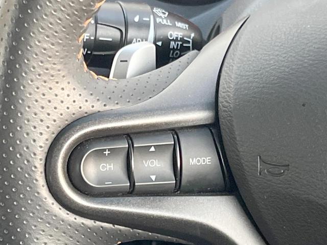 フィット RS 純正ナビ バックカメラ ETC HIDヘッドライト 純正16インチアルミホイール パドルシフト リモコンキー 革巻きステアリング バニティミラー セキュリティアラーム(24枚目)