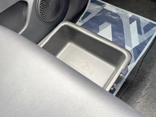 【シートアンダーボックス】シートの下に大容量の収納スペースが備わっており、靴や洗車グッズなど、外から見られたくないものをすっきり収納できて便利！