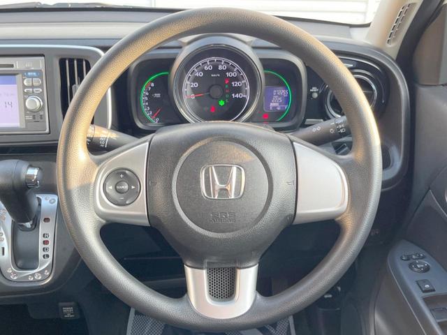 �C���e���A�ɍ��킹���f�U�C���̃X�e�A�����O�́A�^�]�������̂��Ƃ��l���A�^�]���₷���`��A�傫���ł��B�����x�A���ۂɐG���Ă��m���߂��������B