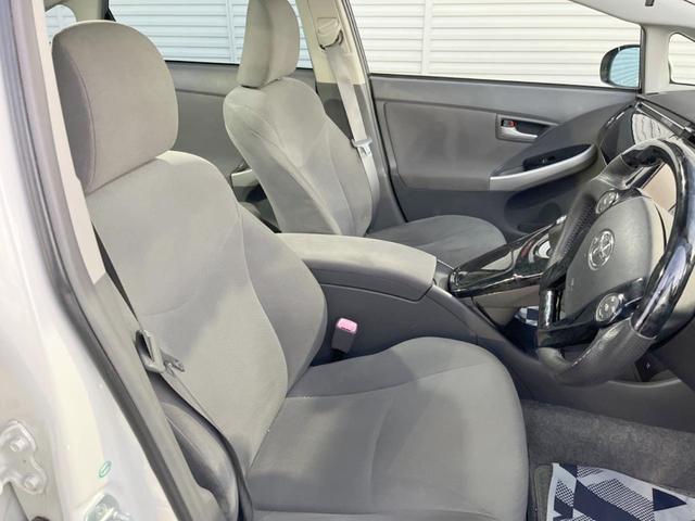 プリウス Ｓ　カロッツェリアナビ　クルーズコントロール　ＥＴＣ　Ｂｌｕｅｔｏｏｔｈ　純正１５インチアルミホイール　オートライト　オートエアコン　スマートエントリー　バニティミラー　フロントフォグ（8枚目）