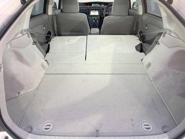 プリウス Ｓ　カロッツェリアナビ　クルーズコントロール　ＥＴＣ　Ｂｌｕｅｔｏｏｔｈ　純正１５インチアルミホイール　オートライト　オートエアコン　スマートエントリー　バニティミラー　フロントフォグ（10枚目）