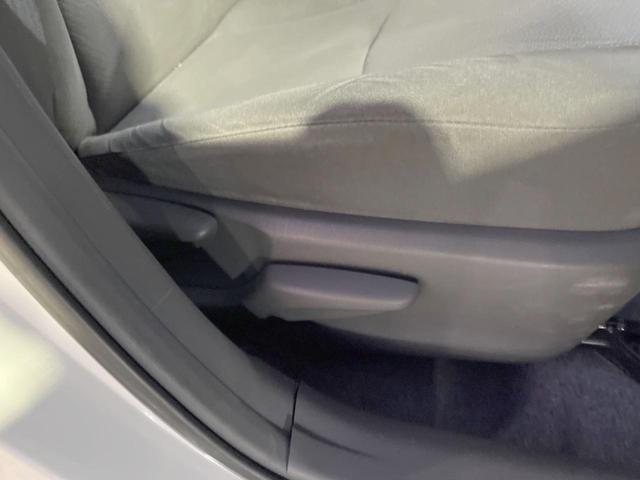 プリウス Ｓ　カロッツェリアナビ　クルーズコントロール　ＥＴＣ　Ｂｌｕｅｔｏｏｔｈ　純正１５インチアルミホイール　オートライト　オートエアコン　スマートエントリー　バニティミラー　フロントフォグ（32枚目）