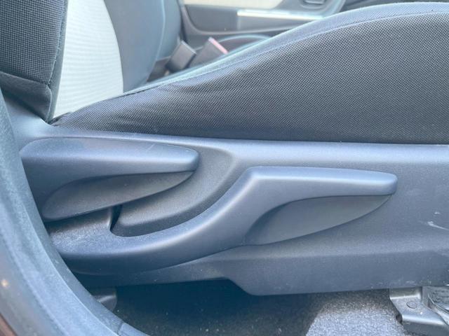 ヴィッツ Ｆ　イクリプスナビ　バックカメラ　ＥＴＣ　スマートエントリー　プッシュスタート　アイドリングストップ　バニティミラー　イモビライザー　ダイヤル式エアコン　プライバシーガラス　ＡＢＳ（7枚目）