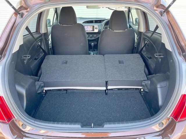 ヴィッツ Ｆ　イクリプスナビ　バックカメラ　ＥＴＣ　スマートエントリー　プッシュスタート　アイドリングストップ　バニティミラー　イモビライザー　ダイヤル式エアコン　プライバシーガラス　ＡＢＳ（10枚目）