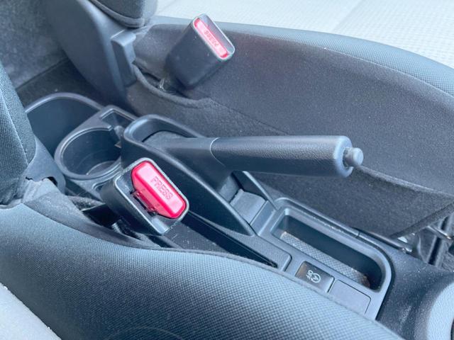 ヴィッツ Ｆ　イクリプスナビ　バックカメラ　ＥＴＣ　スマートエントリー　プッシュスタート　アイドリングストップ　バニティミラー　イモビライザー　ダイヤル式エアコン　プライバシーガラス　ＡＢＳ（32枚目）