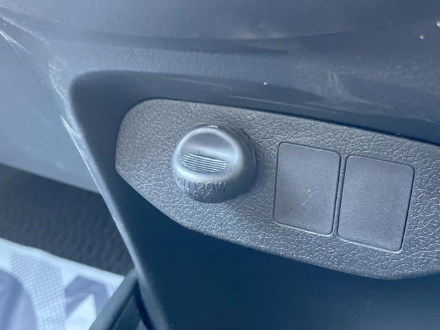 ヴィッツ Ｆ　イクリプスナビ　バックカメラ　ＥＴＣ　スマートエントリー　プッシュスタート　アイドリングストップ　バニティミラー　イモビライザー　ダイヤル式エアコン　プライバシーガラス　ＡＢＳ（33枚目）