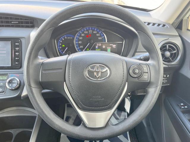 �C���e���A�ɍ��킹���f�U�C���̃X�e�A�����O�́A�^�]�������̂��Ƃ��l���A�^�]���₷���`��A�傫���ł��B�����x�A���ۂɐG���Ă��m���߂��������B