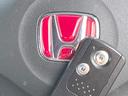 【Hondaスマートキー】カバンやポケットに入れたままでもドアの施錠・解錠が可能なスマートキーを装備。エンジンのオン・オフ時もカギを取り出す必要が無いからとっても便利です♪