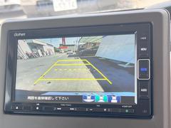 【バックカメラ】駐車時に後方がリアルタイム映像で確認できます。大型商業施設や立体駐車場での駐車時や、夜間のバック時に大活躍！運転スキルに関わらず、今や必須となった装備のひとつです！ 4