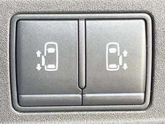 【両側パワースライドドア】スマートキーや運転席のスイッチで後席両側スライドドアの開閉が可能♪電動だから力を入れてドアを開ける必要が無く、小さなお子様でも簡単に開け閉めでき快適です♪ 6