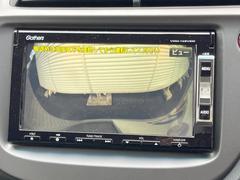 【バックカメラ】駐車時に後方がリアルタイム映像で確認できます。大型商業施設や立体駐車場での駐車時や、夜間のバック時に大活躍！運転スキルに関わらず、今や必須となった装備のひとつです！ 4