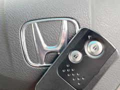 【Ｈｏｎｄａスマートキー】カバンやポケットに入れたままでもドアの施錠・解錠が可能なスマートキーを装備。エンジンのオン・オフ時もカギを取り出す必要が無いからとっても便利です♪ 6
