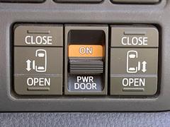 【両側パワースライドドア】スマートキーや運転席のスイッチで後席両側スライドドアの開閉が可能♪電動だから力を入れてドアを開ける必要が無く、小さなお子様でも簡単に開け閉めでき快適です♪ 5