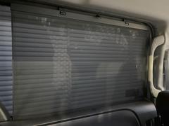 【ロールシェード】日差しや車外からの光が眩しいときにサッと引き出して使える、ロール格納タイプのサンシェードを装備。後席に乗ったお子様がウトウトしだした時など、ぜひご活用ください 6