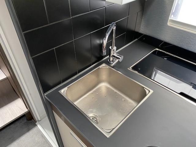 デュカト 　アドリア　マトリックス・スプリーム　６７０ＳＬ　９速ＡＴ右Ｈ　ＬａｃＰＫＧ　　家庭用エアコン　サーキュレーター　電動ダウンベット　床壁暖房　シャワールーム　サブバッテリー　ソーラーパネル　インバーター（44枚目）