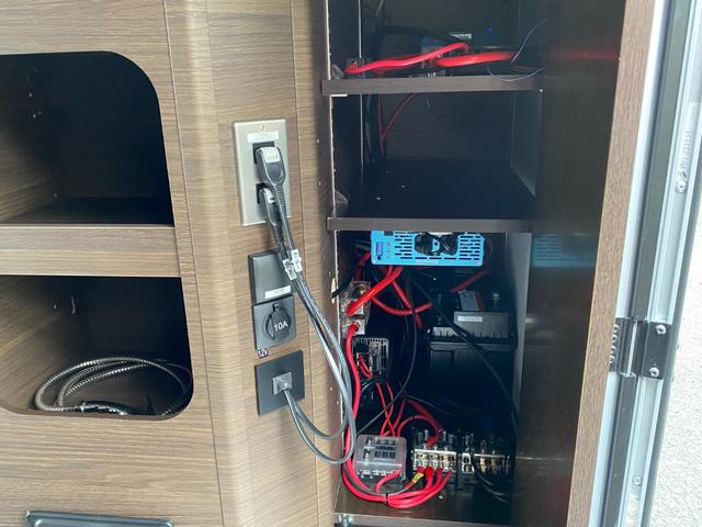 デュカト 　アドリア　マトリックス・スプリーム　６７０ＳＬ　９速ＡＴ右Ｈ　ＬａｃＰＫＧ　　家庭用エアコン　サーキュレーター　電動ダウンベット　床壁暖房　シャワールーム　サブバッテリー　ソーラーパネル　インバーター（68枚目）