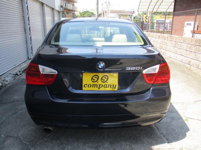 320i 社外ナビゲーションETCウッドパネルHIDキセノンライト プッシュスターターポタン純正キーレス新車整備手帳 保証書 正規ディーラー車(9枚目)