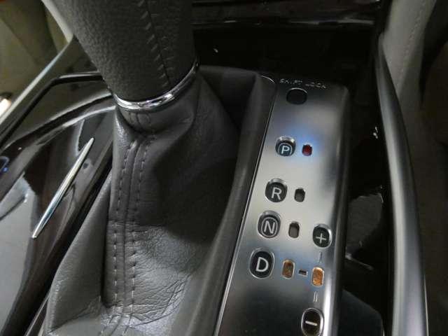 シーマ ３．５　フルセグＴＶ付メーカナビ　オートエアコン　衝突被害軽減システム　ＨＤＤナビ＆ＴＶ　バックモニター　インテリジェントキー　サンルーフ　クルーズコントロール　ＥＴＣ　寒冷地仕様　１オーナー　盗難防止システム（8枚目）