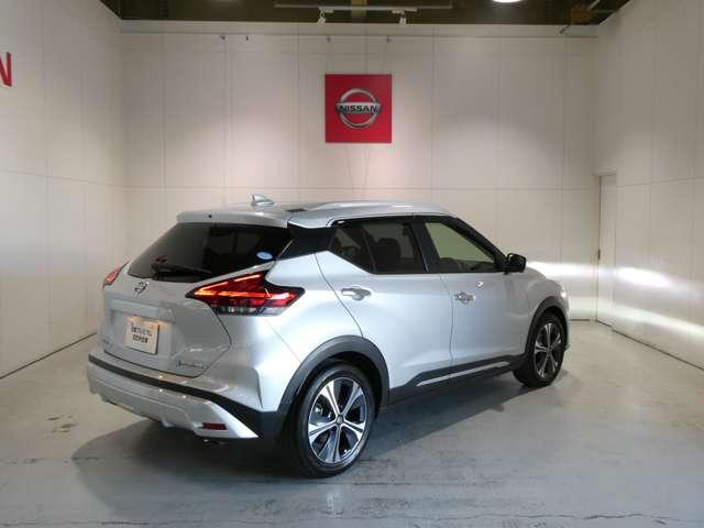 キックス １．２　Ｘ　ツートーン　インテリアエディション　プロパイロット　衝突被害軽減ブレーキ　セキュリティ　アラウンドモニター　ＬＥＤ　ワンオーナー　エアコン　ドラレコ　インテリジェントキー　記録簿　ＥＴＣ　フルセグＴＶ付ナビ　サイドエアバック　ＡＷ（2枚目）