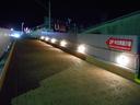 夜は7時までオープンしておりスロープを上がると2階展示場はLED電灯がお車を明るく照らしてくれてます。