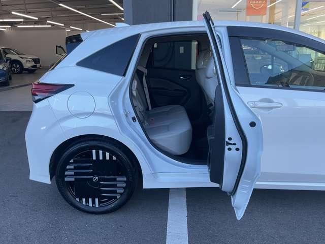オーラ １．２　Ｇ　レザーエディション　アラウンドビューモニター　追突防止　レーダークルーズ　車線逸脱警報装置　ＬＥＤ　盗難防止　バックモニター　ＥＴＣ　インテリジェントキー　メモリーナビゲーション　ＡＷ　キーレスエントリー　オートエアコン　ＡＢＳ　パワーウィンドウ（19枚目）