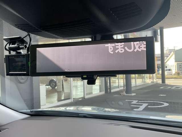 スマートルームミラーは、車両後方に設置されたカメラの映像を、ルームミラーに映し出すことで、死角をなくし、安全性を向上させることができます。また、夜間や雨天時でも、クリアな映像を映し出すことができます。