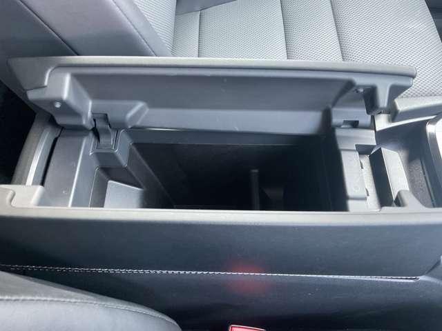 センターコンソールの蓋を開けると小物入れになっています。