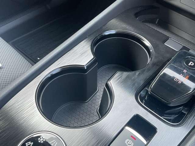 運転席と助手席の間にはドリンクホルダーがあります。