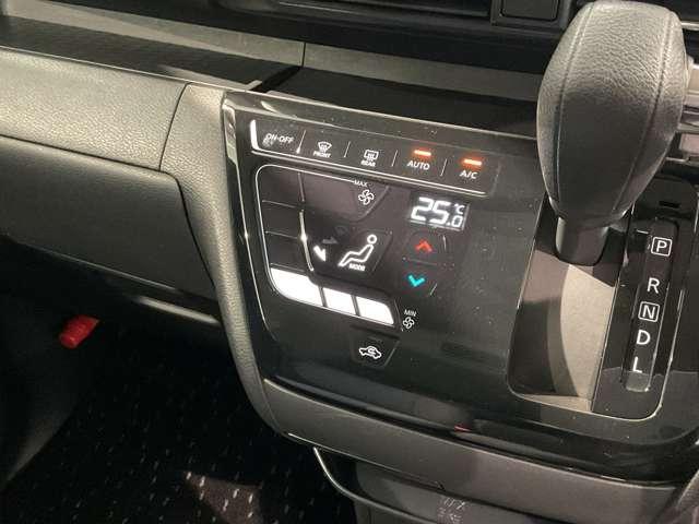 オートエアコンは、タッチパネルの様な艶やかな操作感です。