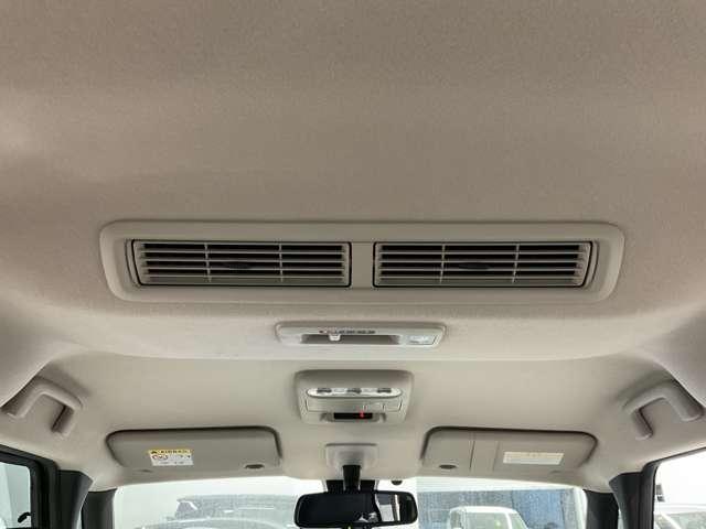 シーリングファン搭載で後席へ送風。空気を循環させることで後席に座る人を快適にします。