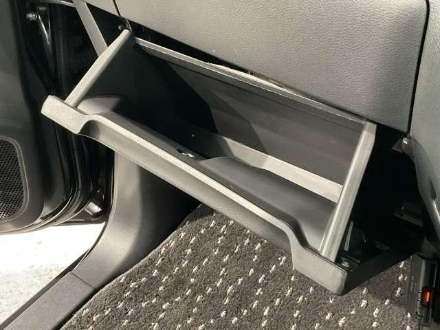 車検証などが収納できるグローブボックスです。