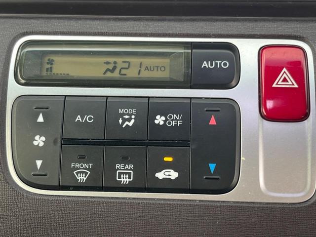 【オートエアコン】一度お好みの温度に設定すれば、車内の温度を検知し風量や温度を自動で調整。暑い…寒い…と何度もスイッチ操作をする必要はありません。快適な車内空間には必須の機能ですね♪