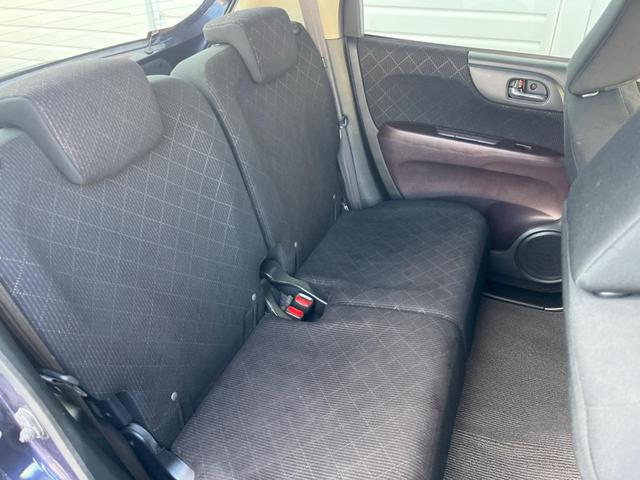 後部座席も気になるようなキズ・汚れやへたり等、大きなダメージはなく、良好な状態です。