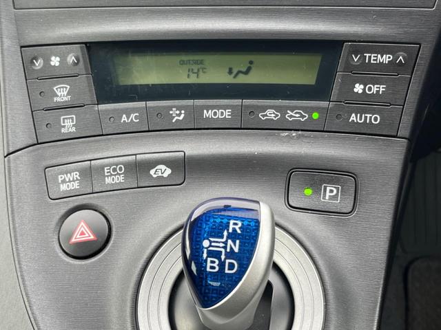 プリウス S 純正ナビ 禁煙車 オートエアコン 純正15インチアルミ CD フルセグ スマートキー(6枚目)