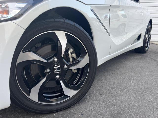 �y�����P�U�C���`�A���~�z�C�[���z�O�ςɃ}�b�`���������A���~�z�C�[���𑕒����Ă���܂��B�e��ЊO�A���~�z�C�[����A�X�^�b�h���X�^�C�����戵�����Ă���܂��B���񂲑��k����������