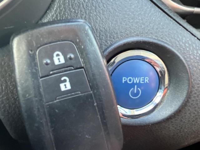 【スマートキー】カバンやポケットに入れたままでもドアの施錠・解錠が可能なスマートキーを装備。エンジンのオン・オフ時もカギを取り出す必要が無いからとっても便利です♪