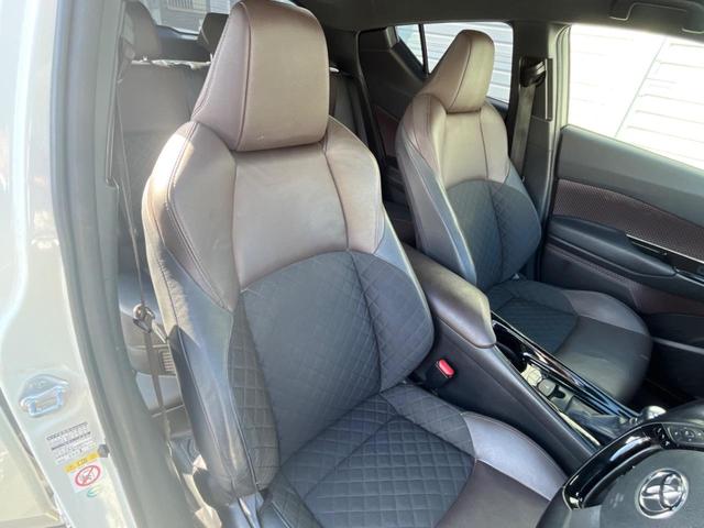 【ハーフレザーシート】高級感と座り心地を両立した人気のシート♪背面・座面のファブリック素材は、通気性の良さや滑りにくさに優れています。気温や服装に左右されず快適にお乗りいただけます。